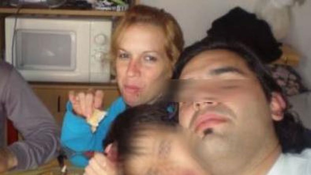 El hombre tiene una llave de su casa y teme que entre a su vivienda por la noche.