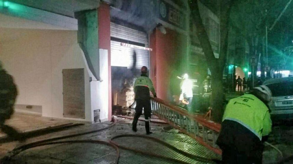 Varias dotaciones de bomberos trabajaron en el hipermercado.