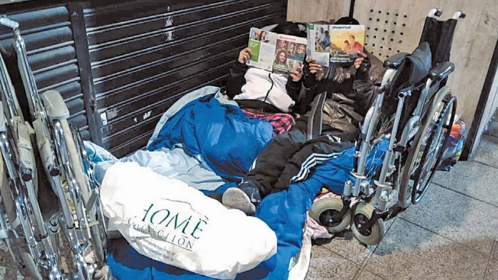 Florencia y su pareja se resguardan del intenso frío en las cercanías del shopping Abasto.
