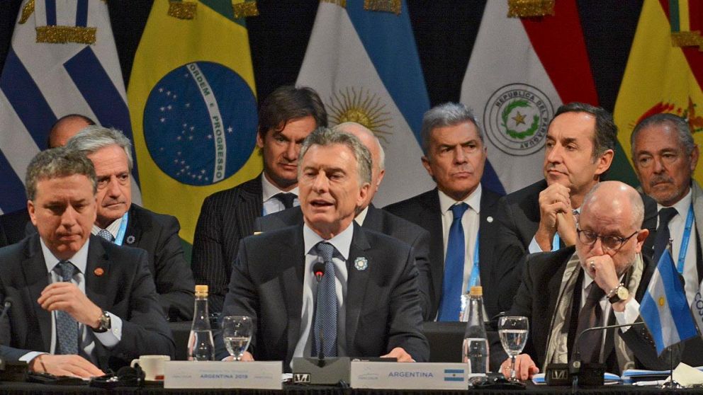 El presidente argentino acompañado de sus ministros (Télam).