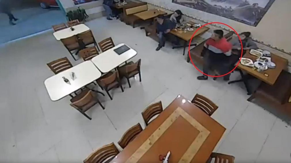 La secuencia fue registrada por cámaras de seguridad. (Captura)