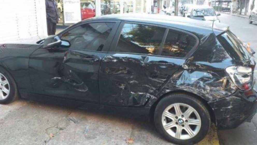 Así quedó el auto del joven tras el brutal ataque (Twitter).