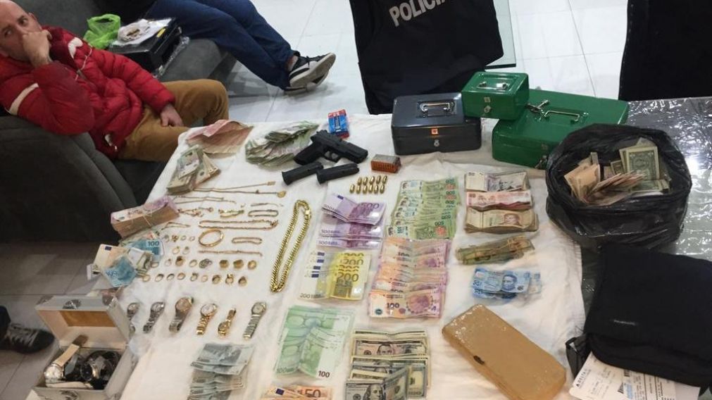 Parte del dinero secuestrado en la lujosa propiedad.