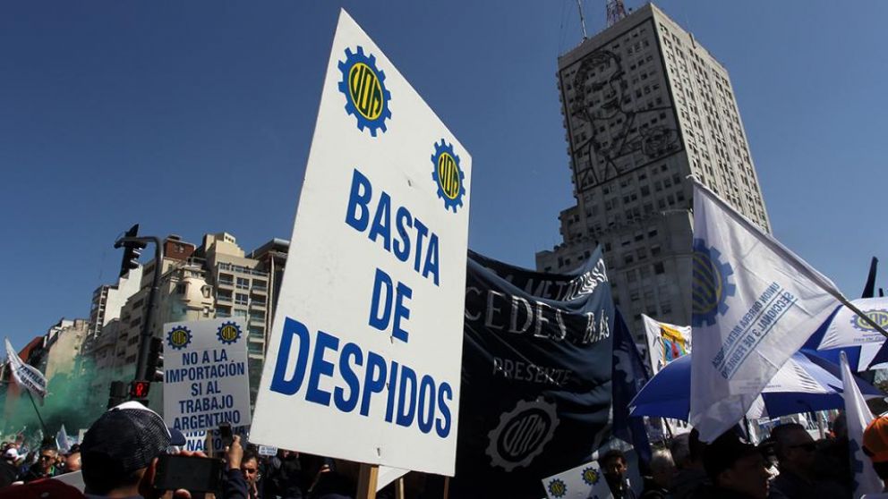 Los despedidos: drama de los trabajadores; "necesidad" de los empresarios.