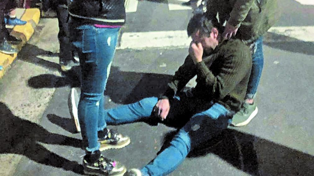 Uno de los heridos en la gresca, tendido en plena calle.