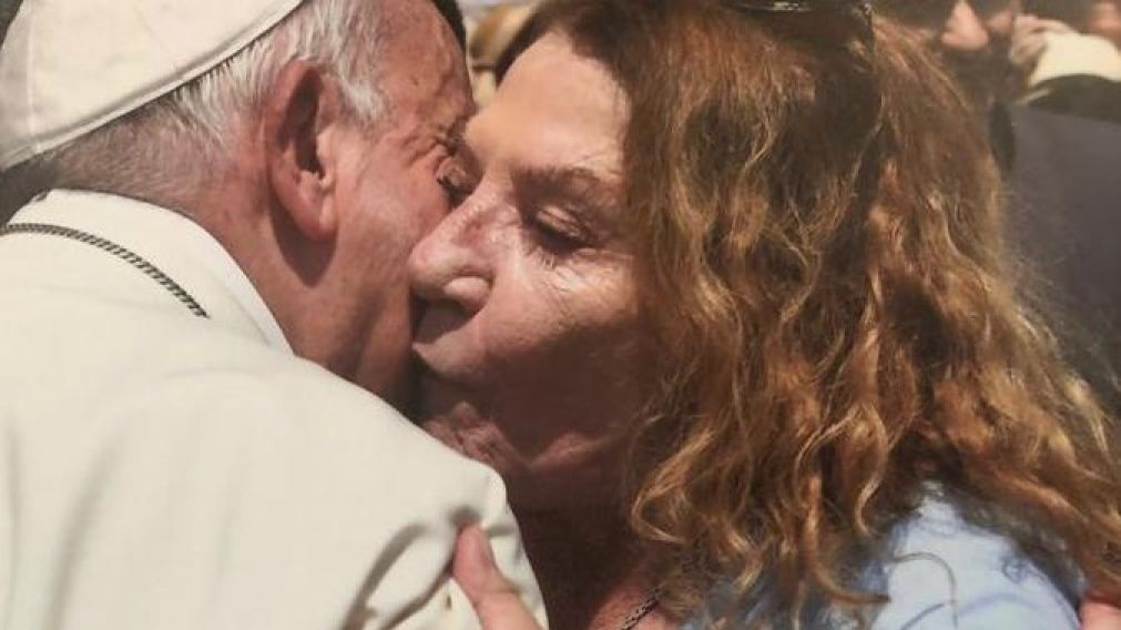 Francisco saluda a su amiga, Alicia Barrios.