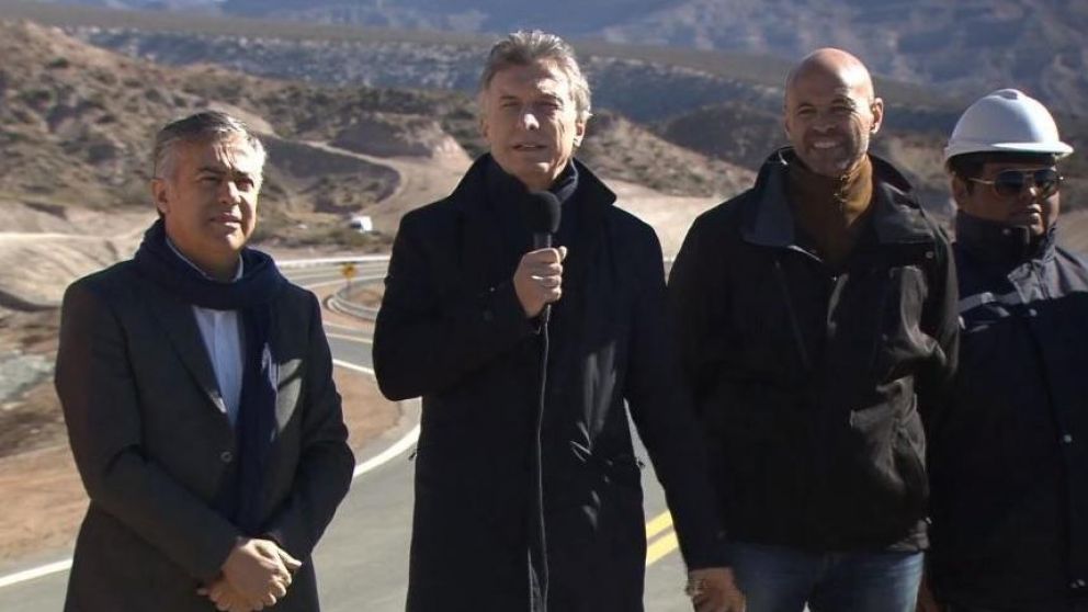Alfredo Cornejo, Mauricio Macri y Guillermo Dietrich en la inaguración (Twitter).
