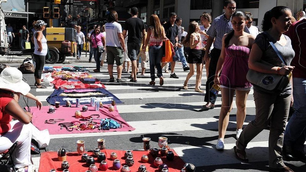 Aumentó la venta callejera ilegal en la Ciudad Autónoma de Buenos Aires. (Fuente: Télam).