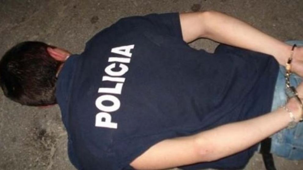 Los agentes de la fuerza fueron detenidos en el lugar de los hechos (gentileza Noticias Formosa).
