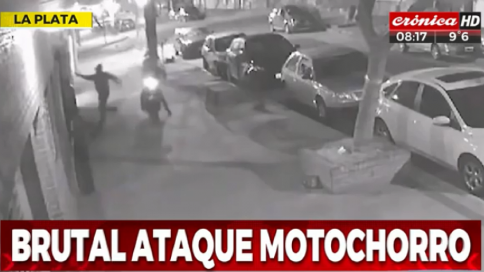 Los delincuentes armados abordan a la víctima, que estaba distraída con el celular.