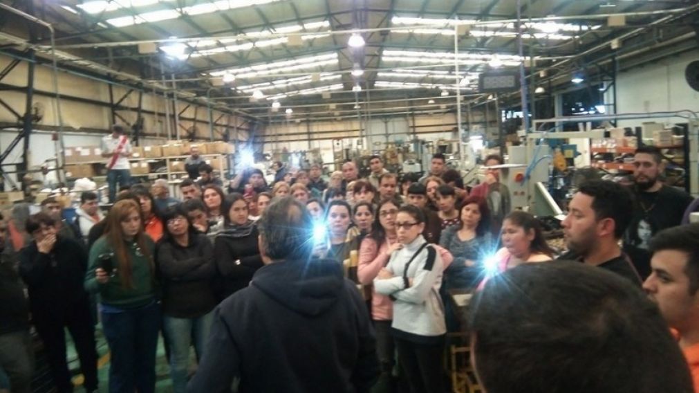 El momento en que un gerente de Eitar, en Bernal, anuncia el cierre de la empresa.