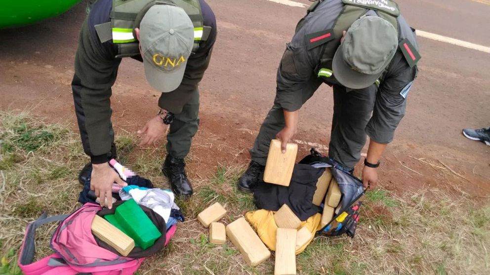 Gendarmes requisan los bolsos con el estupefaciente.