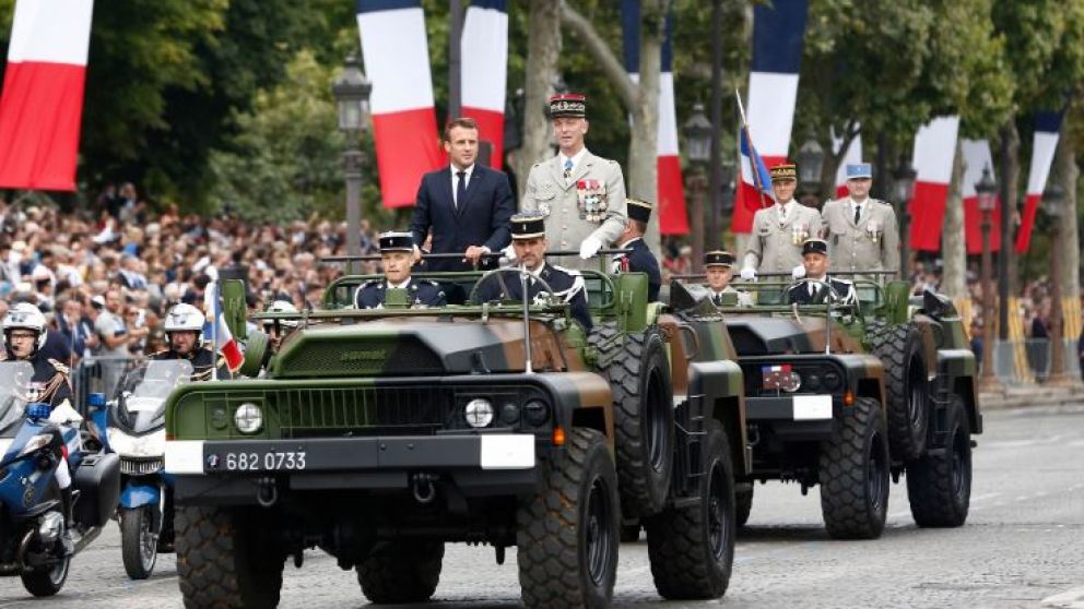 La ceremonia inició cuando el mandatario francés hizo un pase de revista de las tropas en un vehículo militar (Twitter).