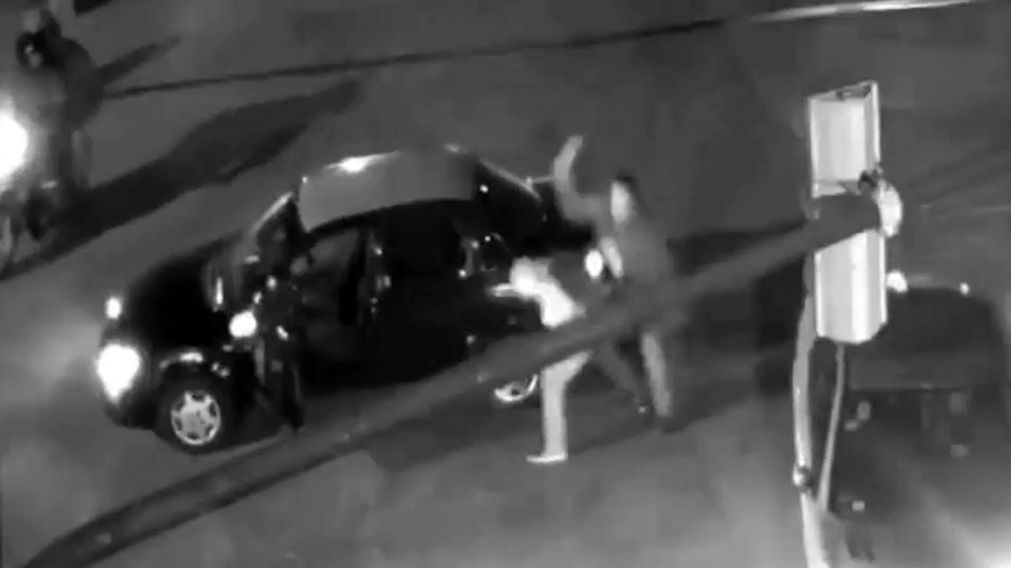 El brutal suceso quedó registrado en cámaras de seguridad.