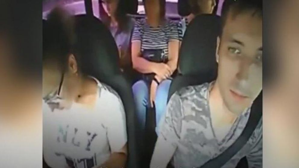 El suceso fue grabado por cámaras de seguridad del auto. (Captura)