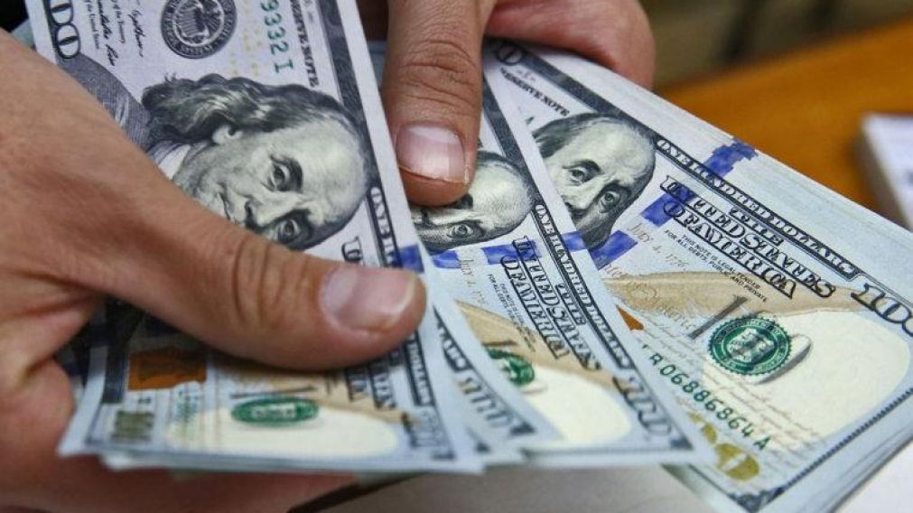 La moneda estadounidense llegó a su menor valor desde abril.