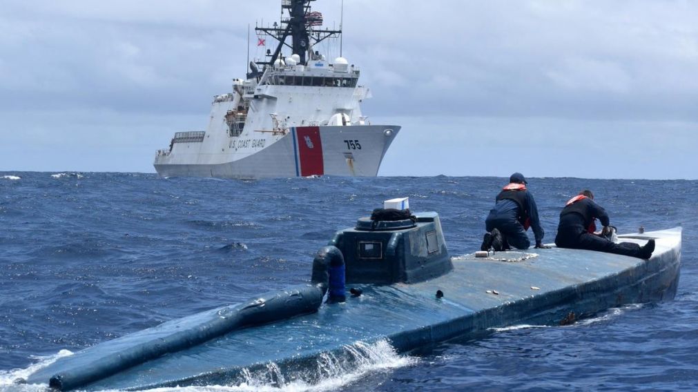 Los agentes de la Guardia Costera se tiraron sobre el submarino.