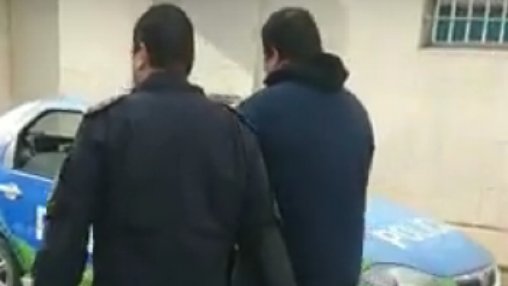 El hombre quedó detenido tras entregarse (Captura de video)