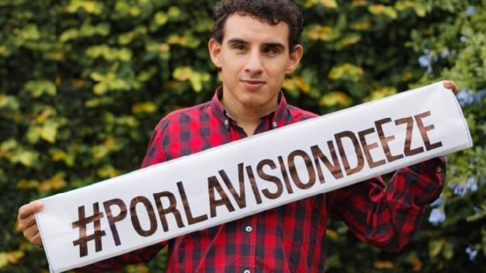 Un severo cuadro de retinopatía prematura está dejando ciego a Ezequiel.