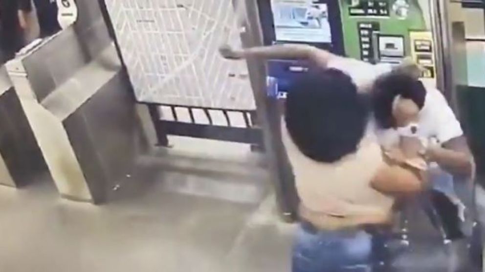 La joven atacante quedó condenada por homicidio y posesión criminal de un arma (Captura de video).