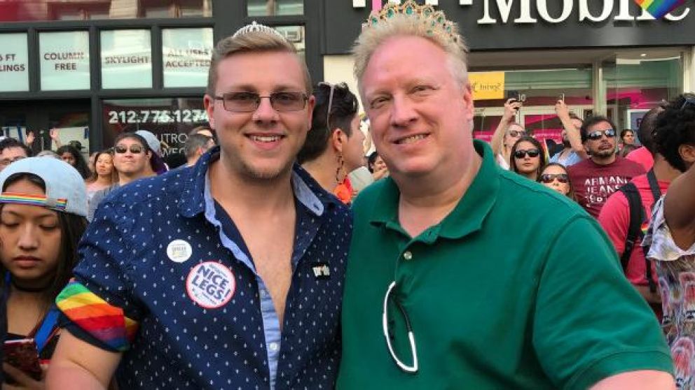 Padre e hijo salieron del closet y fueron a la marcha de la Marcha del Orgullo Gay juntos.