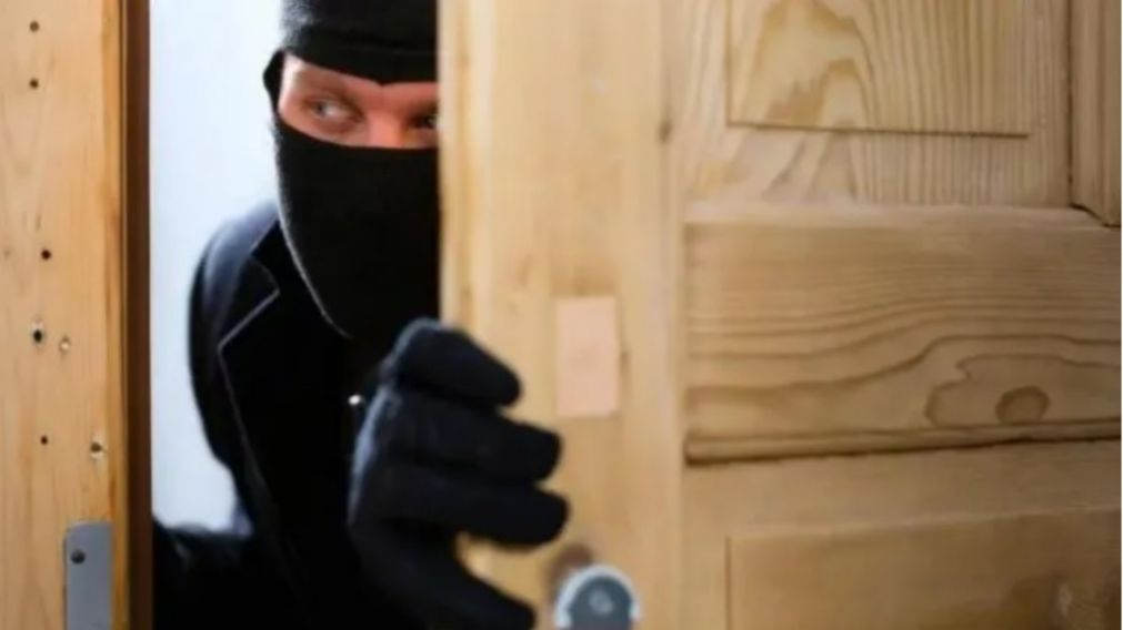 Ladrones encapuchados desvalijaron la casa de un matrimonio de jubilados: es el segundo robo que sufren en dos semanas