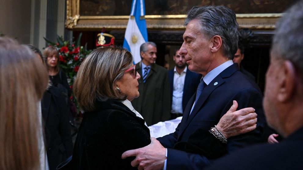 La viuda del fallecido ex mandatario, Inés Pertiné, recibe el pésame del presidente Mauricio Macri (gentileza Senado).