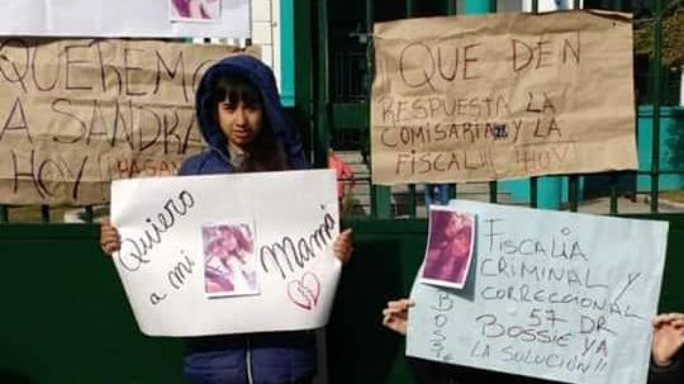 La hija de la mujer que fue enterrada por desconocidos pide justicia.