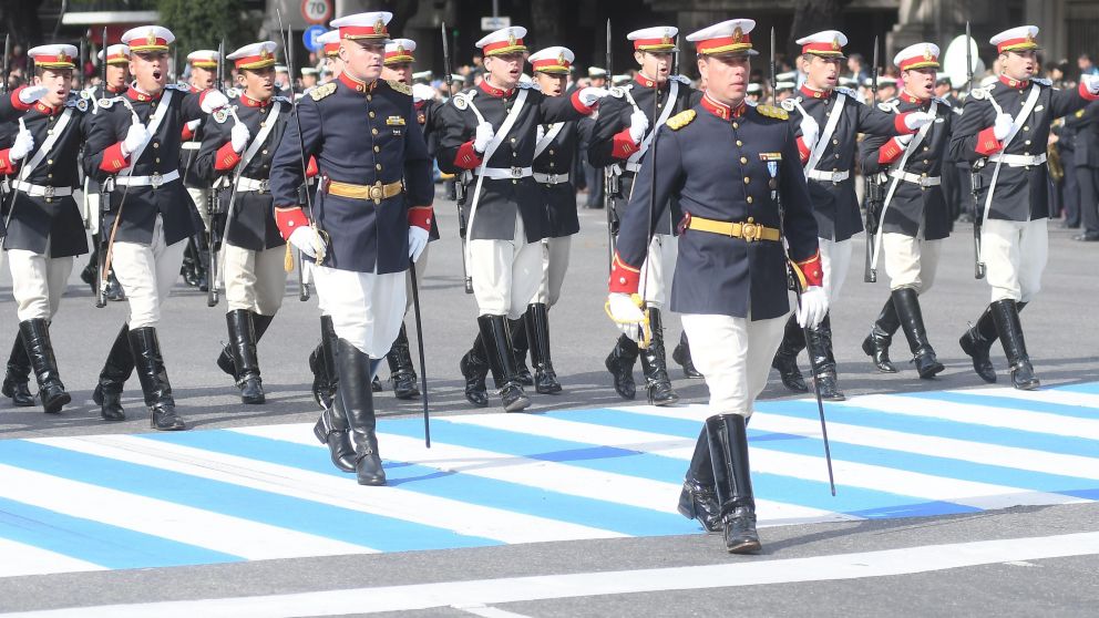 Parte del imponente desfile sobre avenida del Libertador. (Rubén Paredes/Crónica)