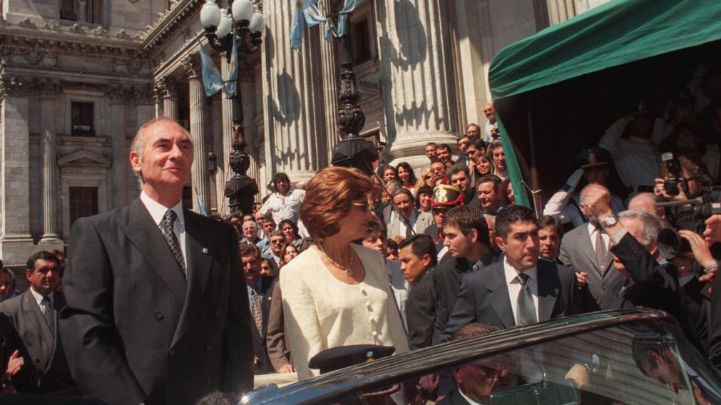Asunción de Fernando de la Rúa junto a Inés Pertiné. (TELAM).
