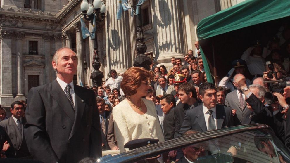 Asunción de Fernando de la Rúa junto a Inés Pertiné. (TELAM).