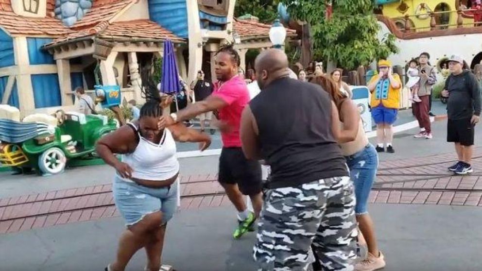 El violento episodio tuvo lugar en el popular parque de diversiones de California.