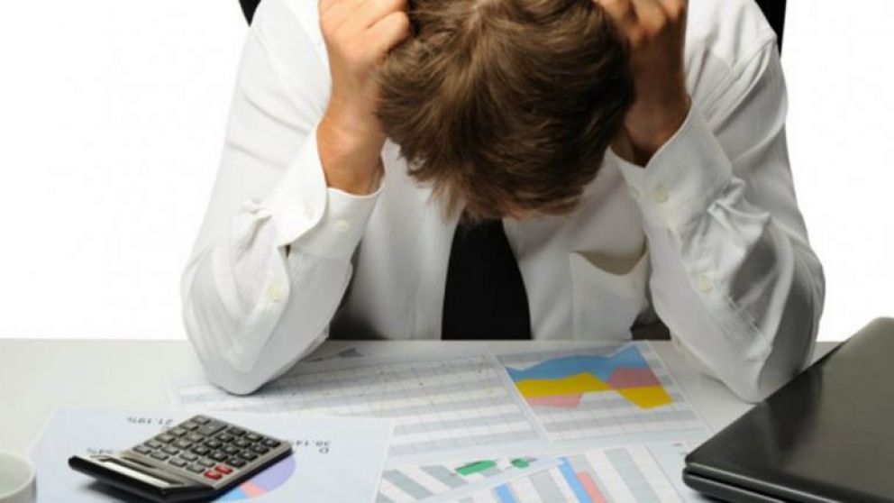 Las cuentas no cierran y hay alarma en bancos y consumidores.