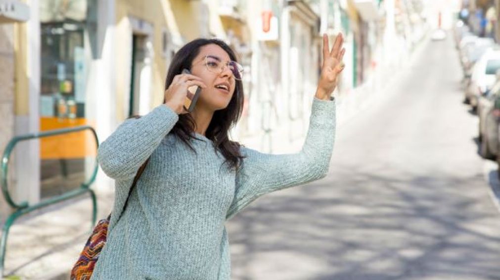 La mujer se bajó del transporte público charlando por teléfono con una amiga (Imágen Ilustrativa).