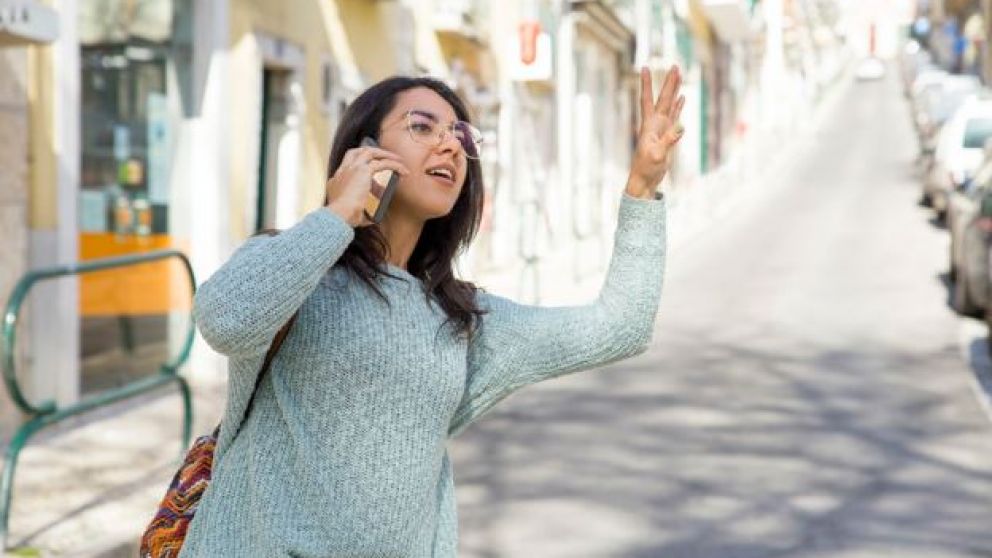 La mujer se bajó del transporte público charlando por teléfono con una amiga (Imágen Ilustrativa).