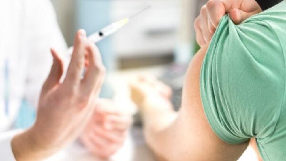 Las personas con factores de riesgo deben aplicarse la vacuna obligatoriamente (Imagen ilustrativa).