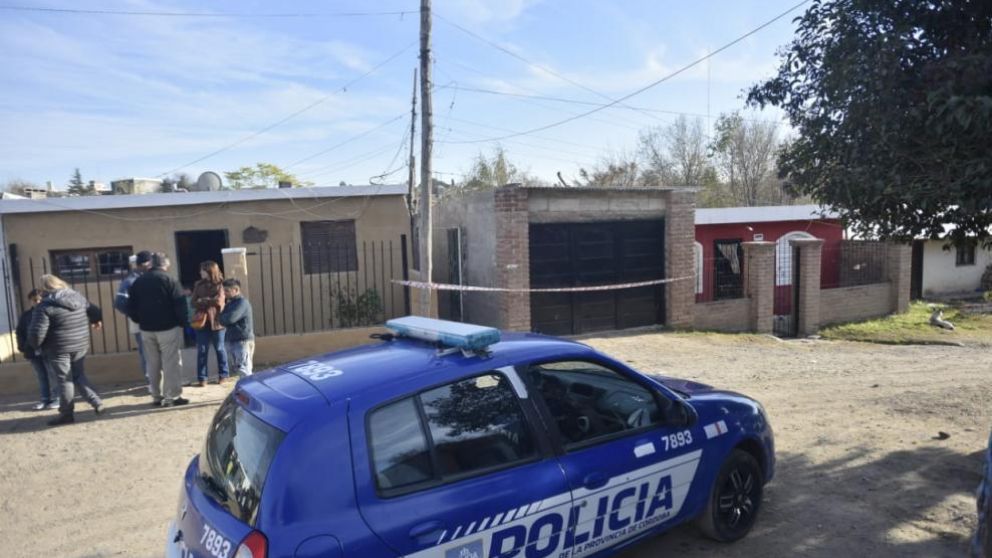 Presencia policial en la casa donde sucedió el luctuoso episodio (La Voz).