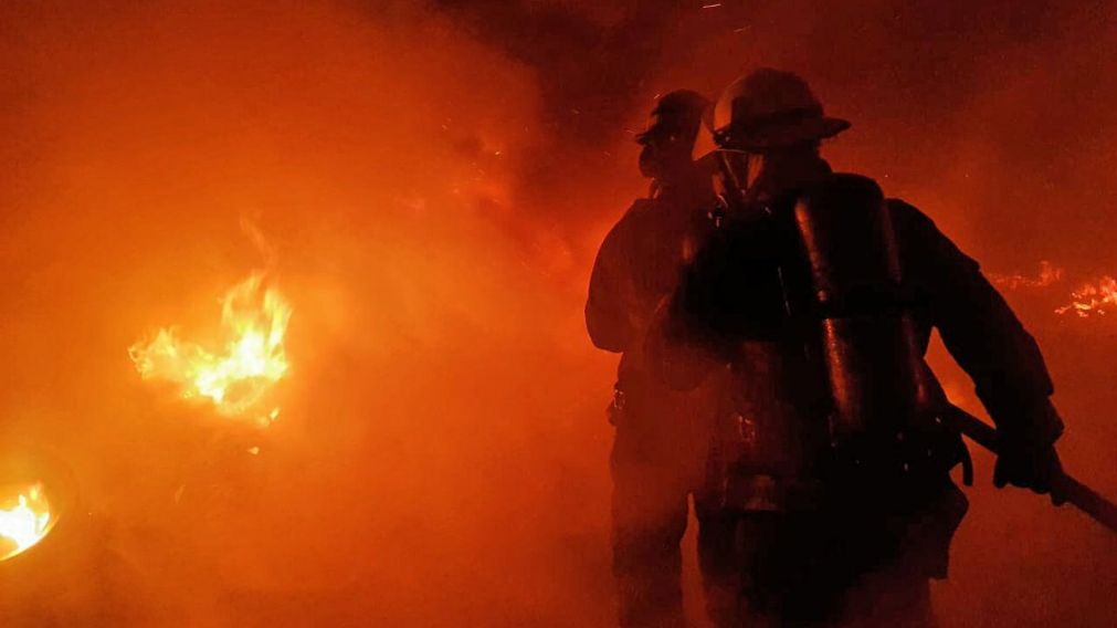 Bomberos enfrentan el fuego en el aut�dromo Oscar y Juan G�lvez.