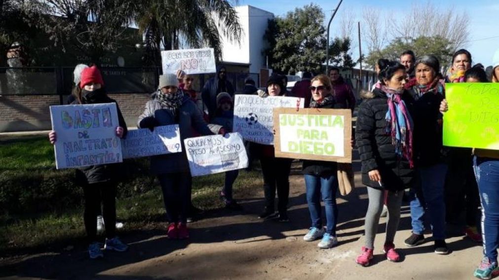 Vecinos reclamaron justicia por Diego Román.