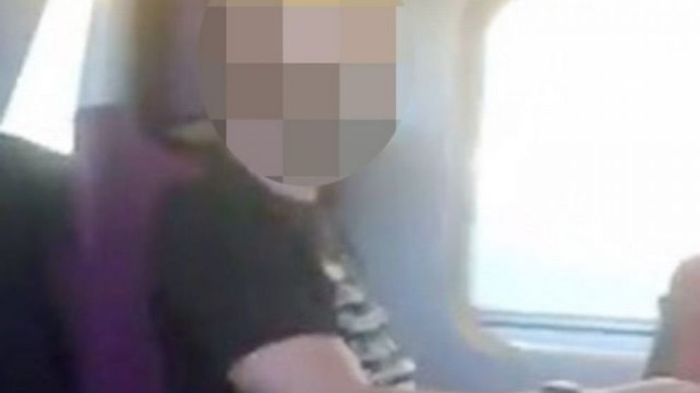 El hombre la miró fijo por al menos una hora y cuarto mientras se tocaba los genitales. (Captura de video)