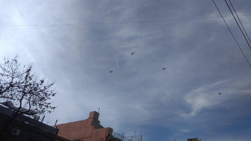 Alrededor de las 15 horas las aeronaves dieron vueltas por unos minutos (Foto: @crismen0424)