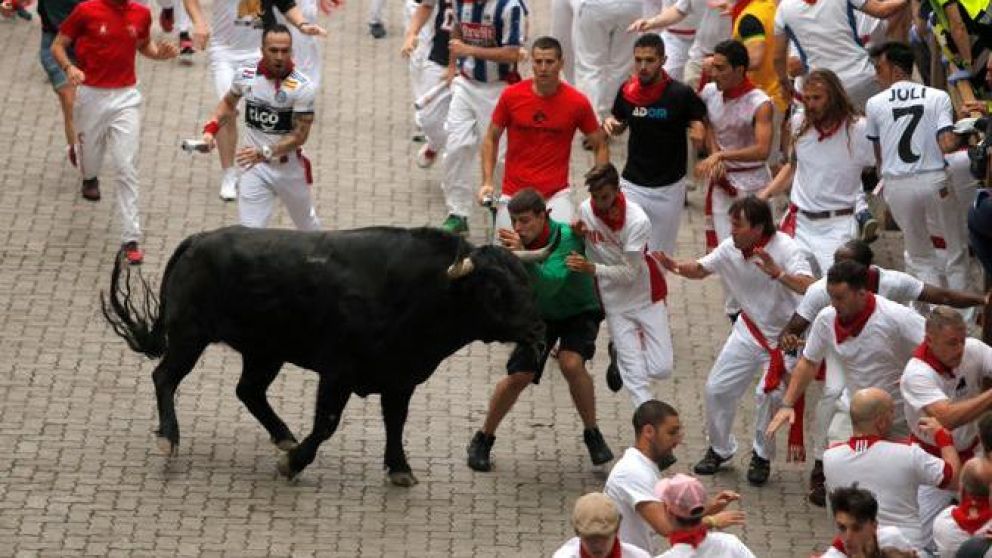 El toro rezagado pasó muy cerca de uno de los corredores (Gentileza Reuters).