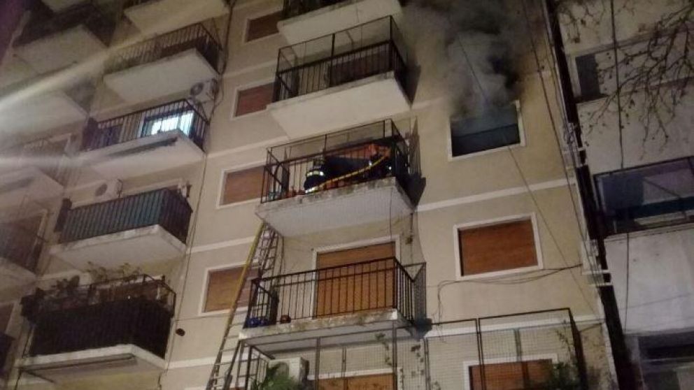 Los bomberos realizaron tareas de evacuación en el edificio (Gentileza @EmergenciasBA).