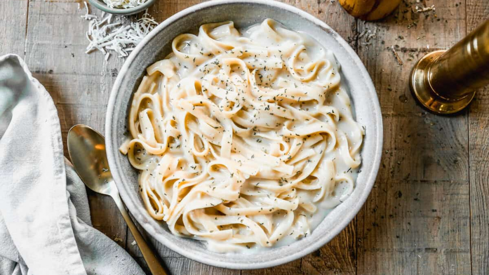 La receta definitiva de la salsa Alfredo: el clásico romano que va a transformar tus pastas.