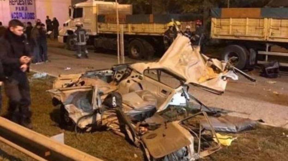 El hecho ocurrió el 20 de mayo, cuando los cinco jóvenes iban a bordo de un Fiat Spazio que chocó contra el acoplado de un camión