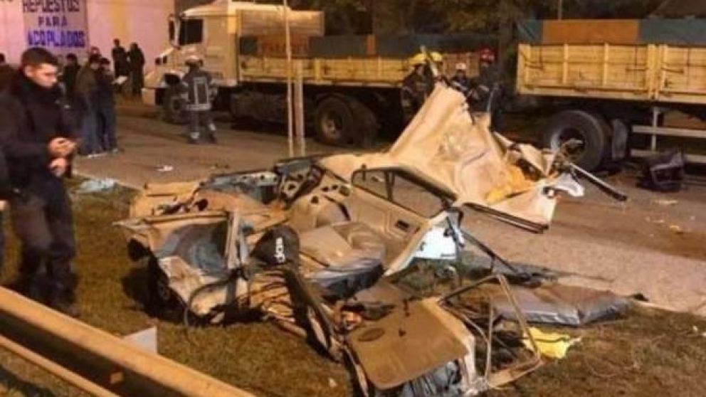El hecho ocurri� el 20 de mayo, cuando los cinco j�venes iban a bordo de un Fiat Spazio que choc� contra el acoplado de un cami�n