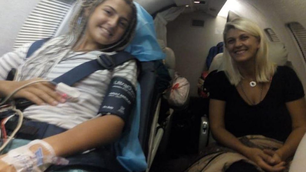 Cande junto a su madre en el avión sanitario. (ANAC)