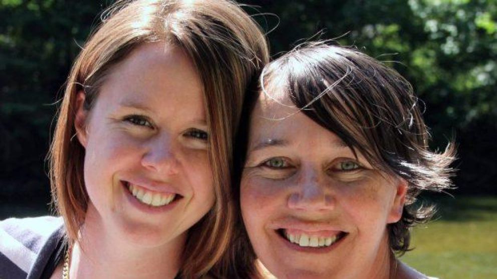 Lauren Etchells (izquierda) con su ex esposa Tasha Brown.