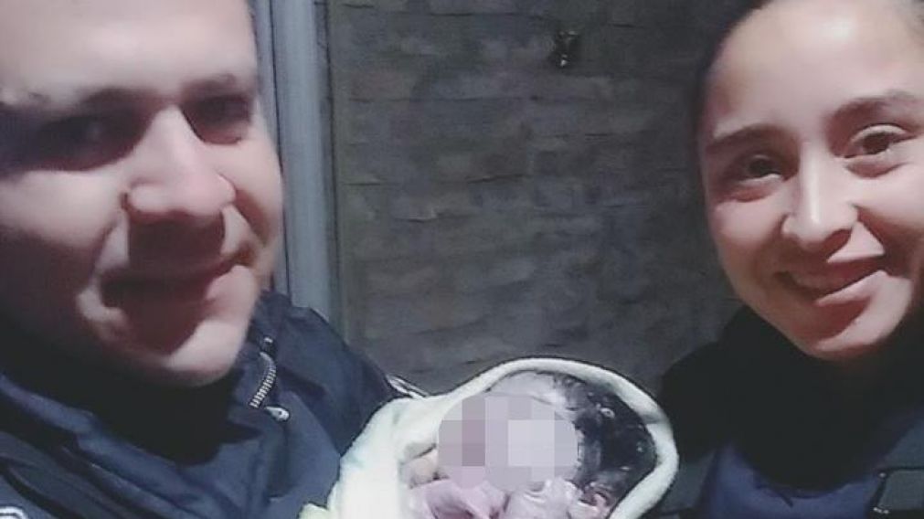 Los polic�as con la beba reci�n nacida. 