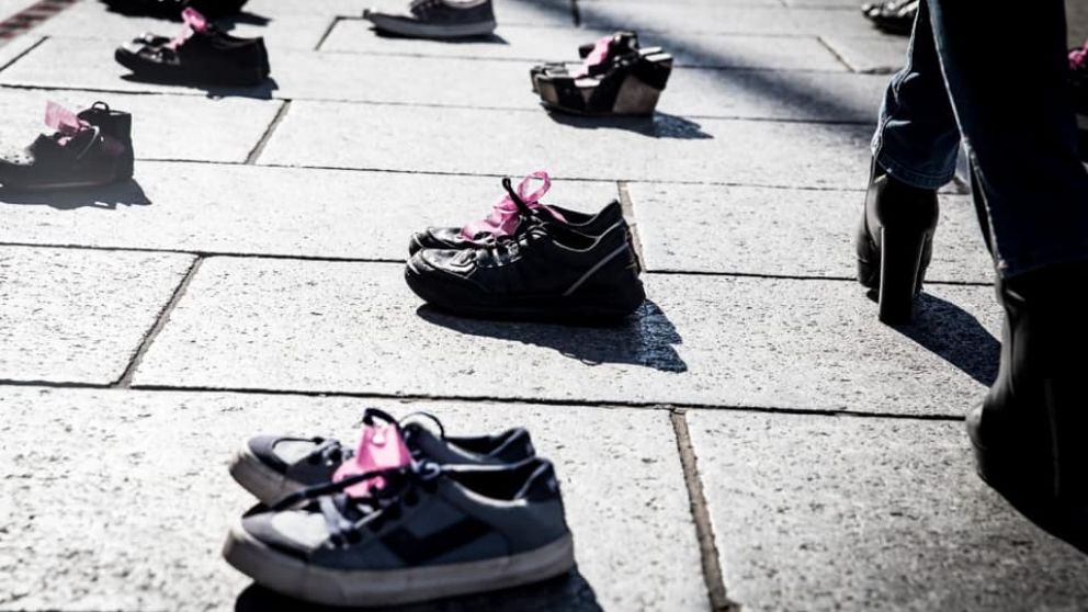 En la última marcha de #NiUnaMenos se realizó la muestra simbólica "Nos ponemos en sus zapatos".